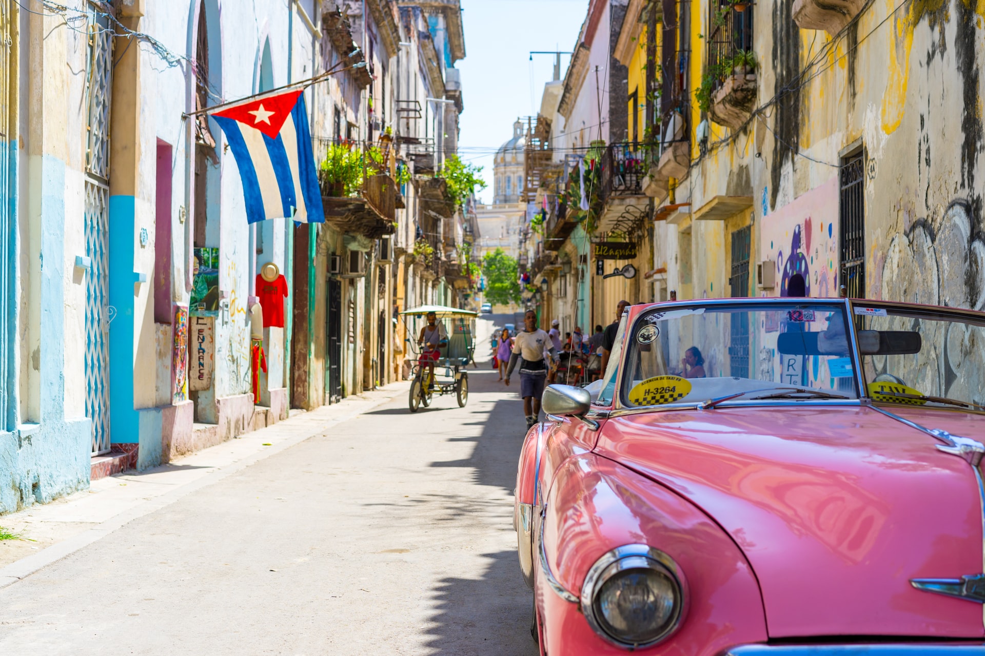 Une rue animée typique de Cuba