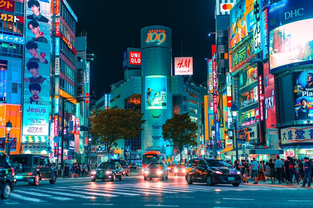 Le quartier de Shibuya de nuit à Tokyo