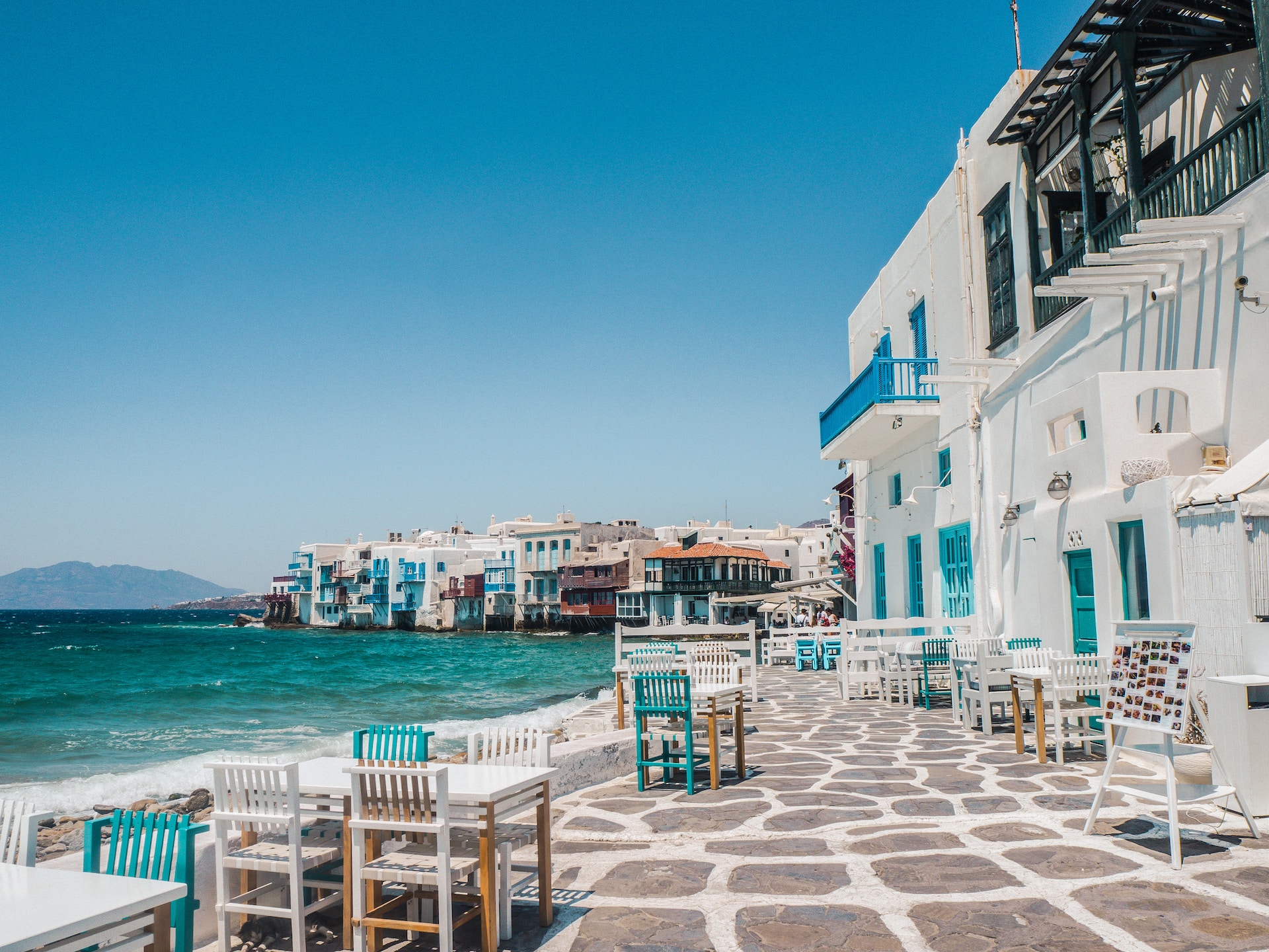 Une terrasse de restaurant en bord de mer en Grèce