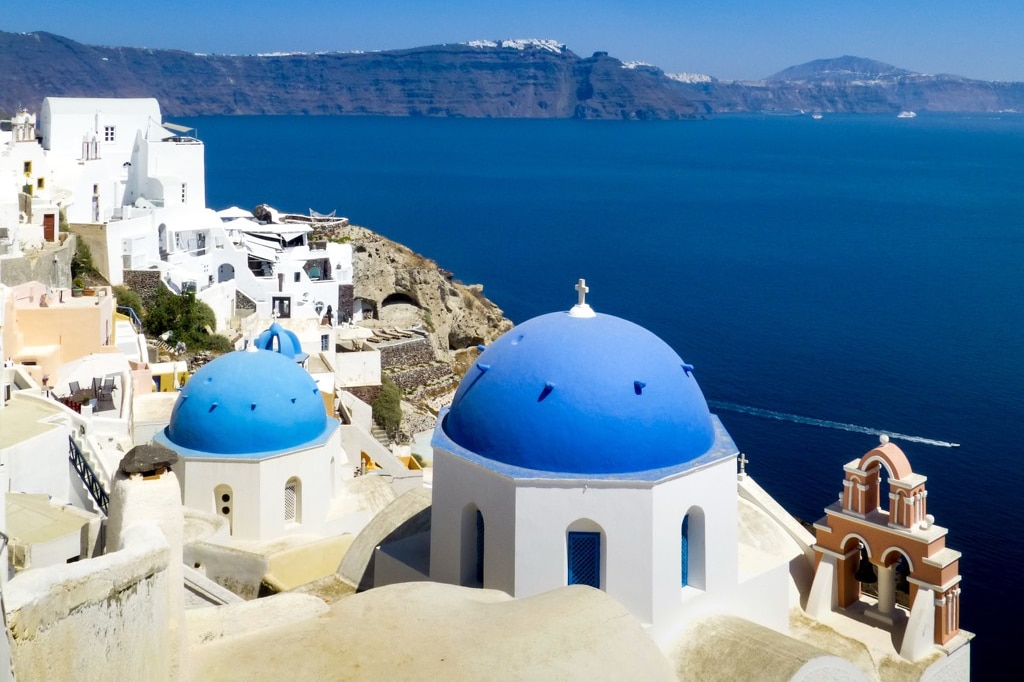 Toits bleu dans la ville de Santorin en Crète