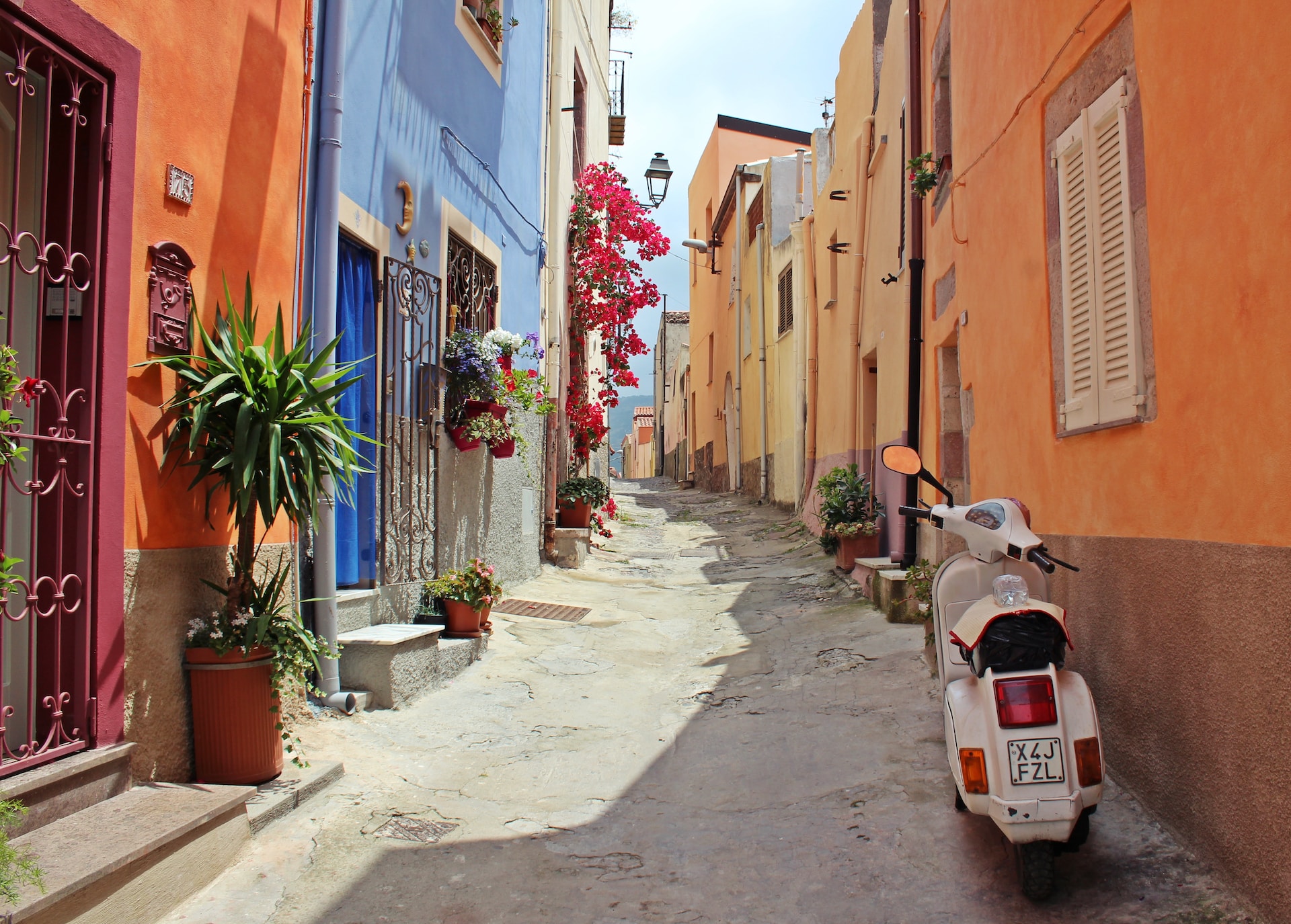 Une rue étroite très colorée en Italie