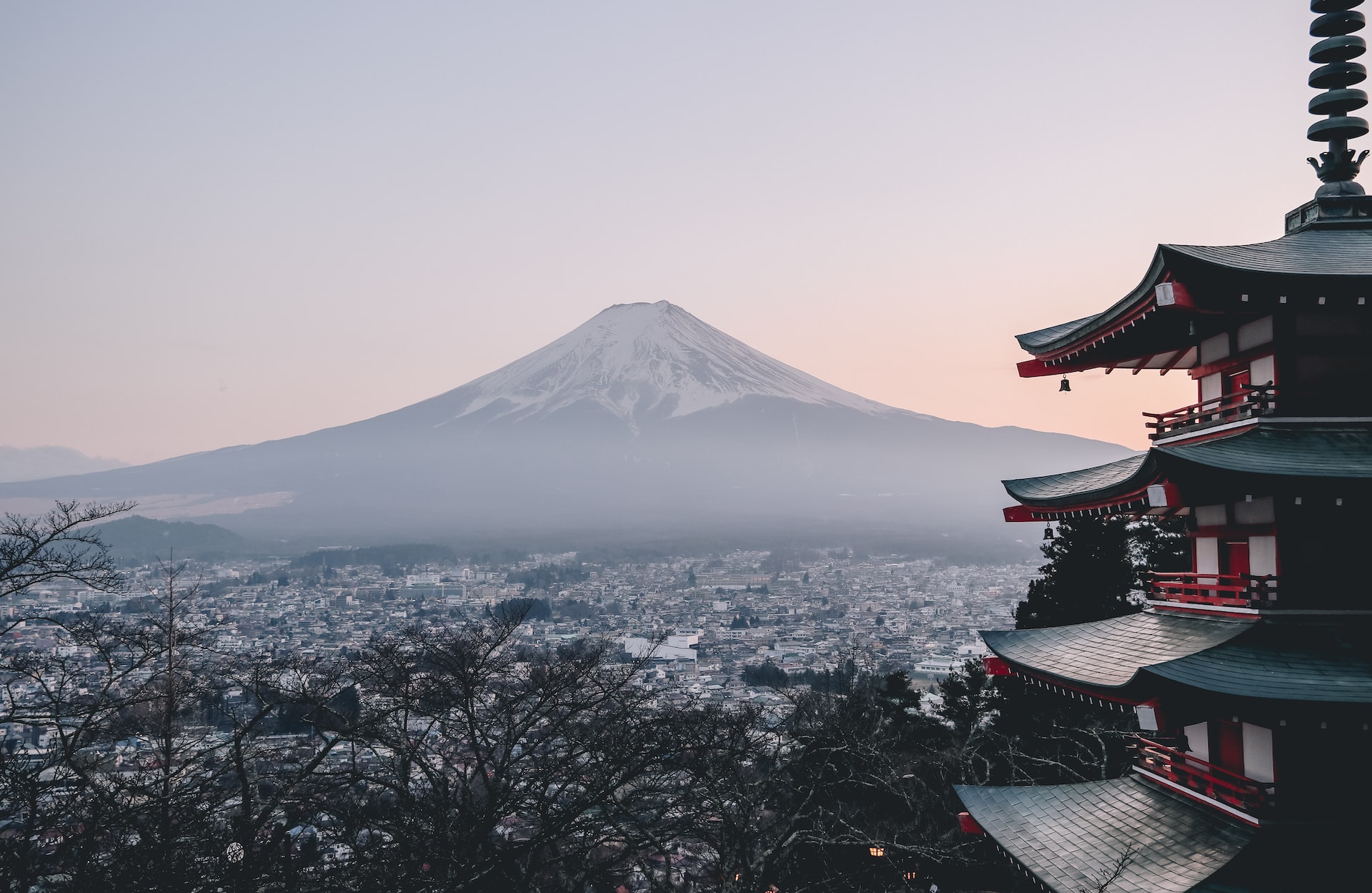 Le mont Fuji et un temple en arrière plan