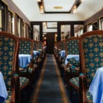 Une allée dans le transsibérien, un train d'époque luxueux