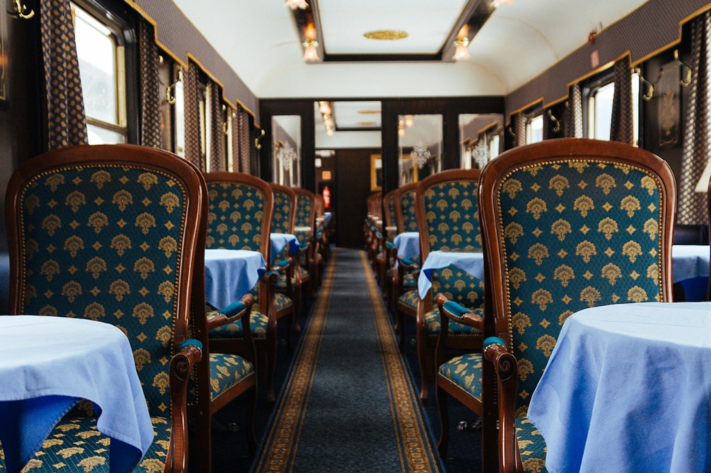 Une allée dans le transsibérien, un train d'époque luxueux
