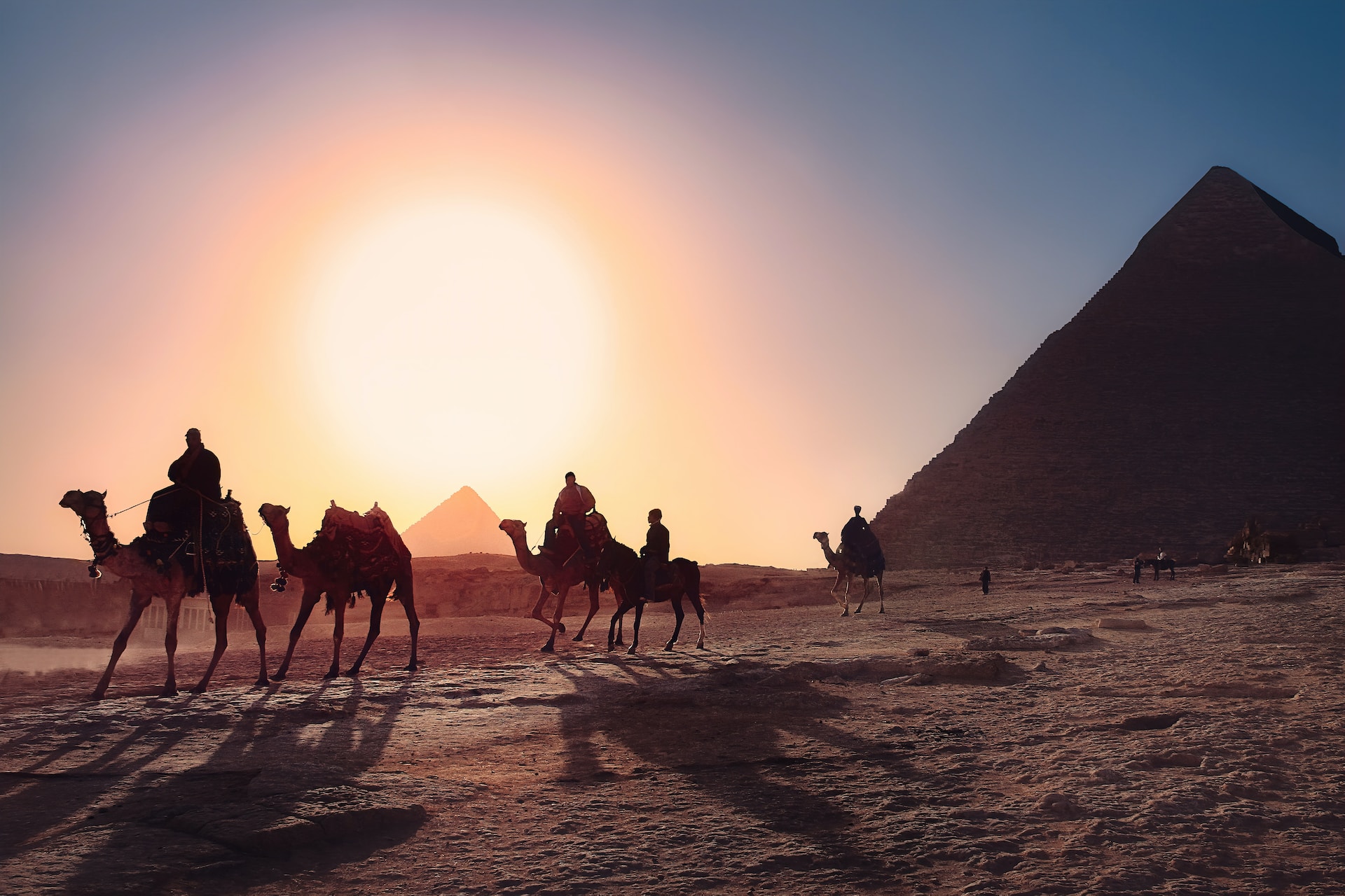 Pyramides en Égypte au crépuscule