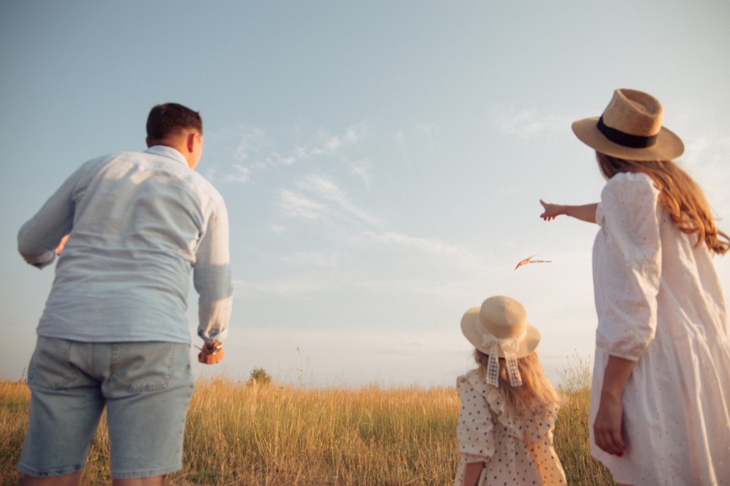 Une famille en vacances qui regarde dans la même direction